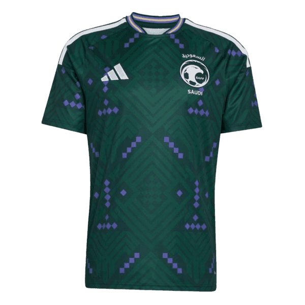 Nueva equipación visitante de Arabia Saudí para la Copa del Mundo 2026: diseño en verde oscuro con motivos culturales y detalles en lila.