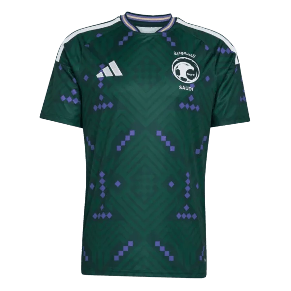 Nueva equipación visitante de Arabia Saudí para la Copa del Mundo 2026: diseño en verde oscuro con motivos culturales y detalles en lila.