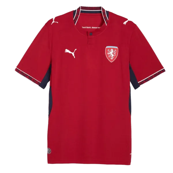 Nueva equipación de la selección checa para la Copa del Mundo 2026: elegancia clásica en color carmesí con detalles históricos.