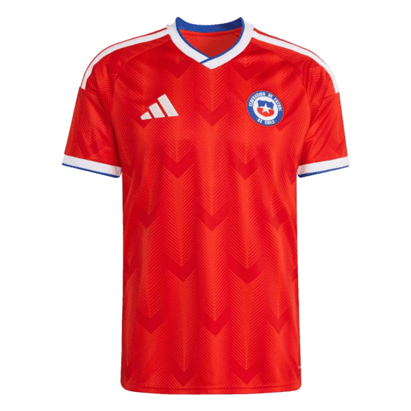 Nueva equipación de "La Roja" para la Copa del Mundo 2026: diseño en rojo intenso con un dinámico patrón gráfico geométrico.