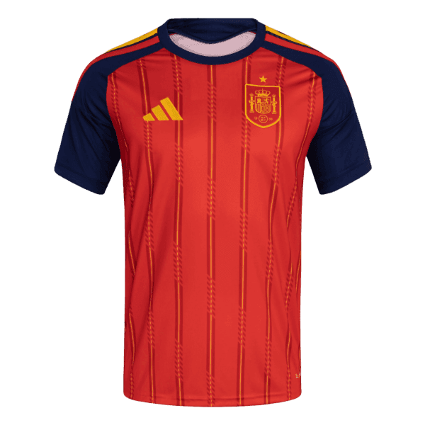 Nueva equipación de la Selección Española para la Copa del Mundo 2026: diseño clásico en rojo con finas líneas verticales amarillas.