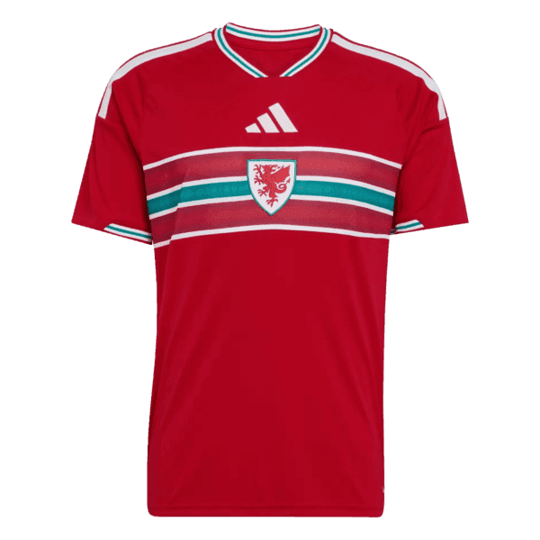 Nueva equipación de Gales para la Copa del Mundo 2026: diseño en rojo clásico con una franja horizontal tricolor en el pecho.