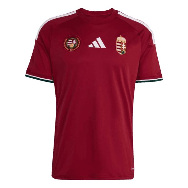 Nueva equipación de la selección de Hungría para la Copa del Mundo 2026: diseño clásico en color granate con doble escudo institucional.