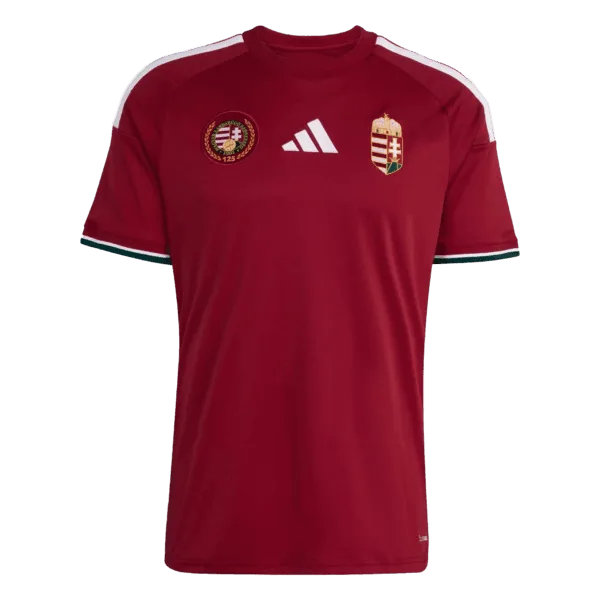 Nueva equipación de la selección de Hungría para la Copa del Mundo 2026: diseño clásico en color granate con doble escudo institucional.