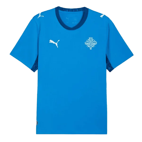 Nueva equipación de la selección de Islandia para la Copa del Mundo 2026: diseño en azul eléctrico inspirado en los glaciares y la cultura nórdica.