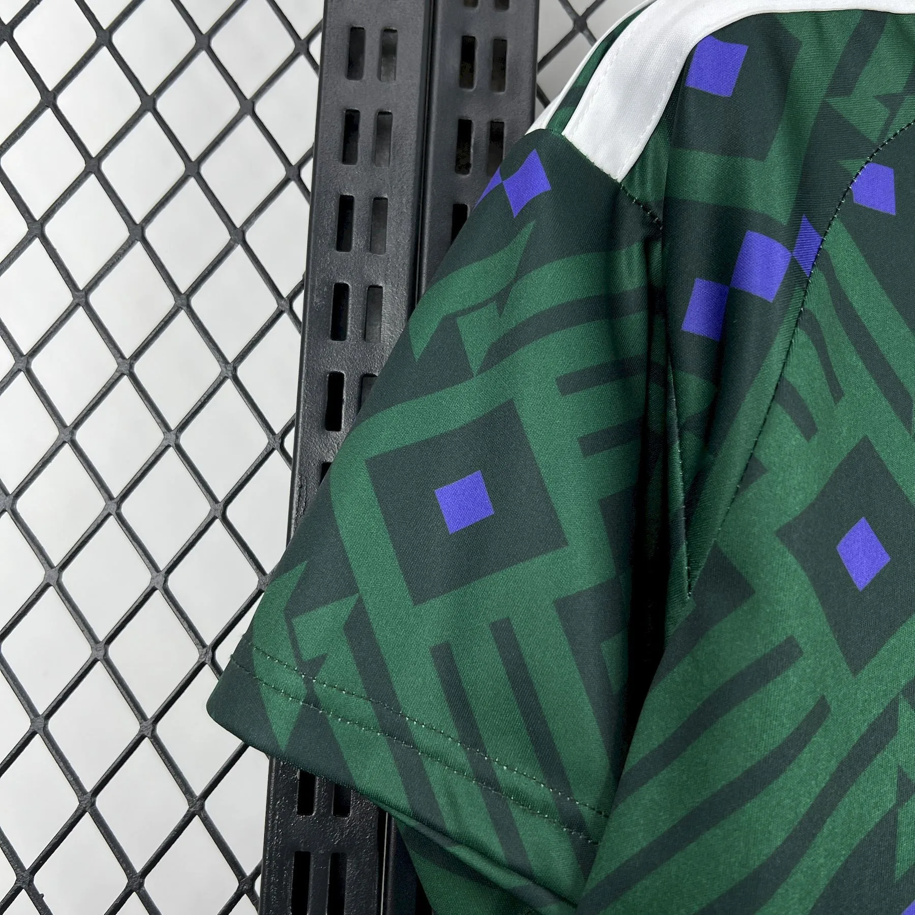Detalle del patrón geométrico verde y violeta en la manga de la camiseta de Arabia Saudita para el Mundial 2026.