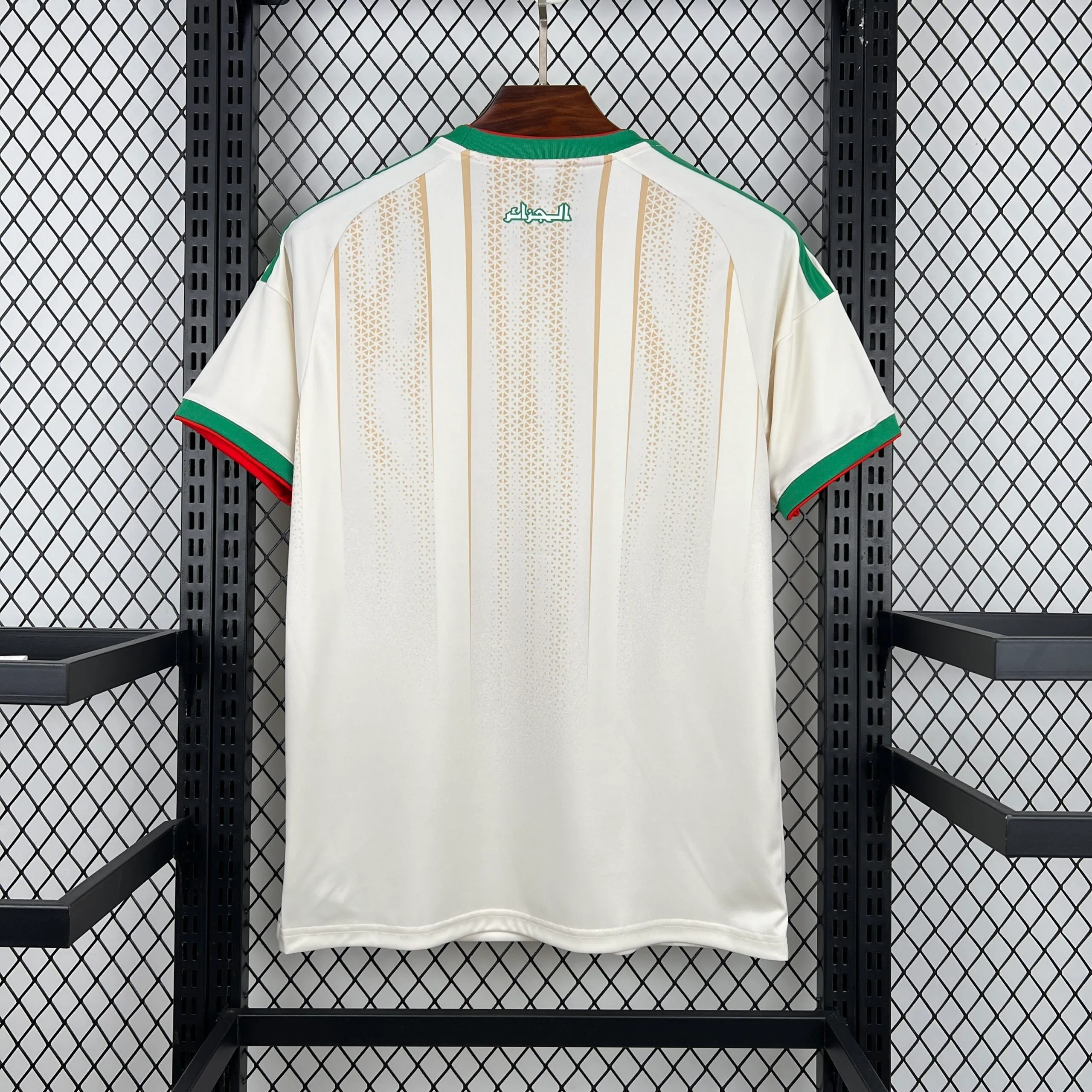 Vista posterior de la camiseta de Argelia para el Mundial 2026 en color blanco con franjas verticales degradadas.