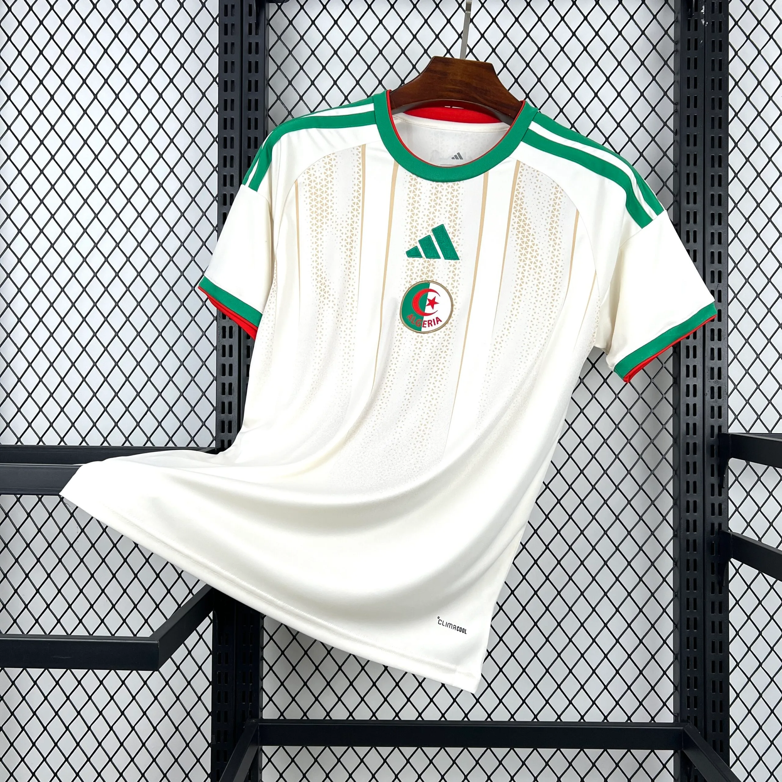 Vista frontal completa de la camiseta de Argelia para el Mundial 2026, diseño blanco con detalles verdes y rojos.