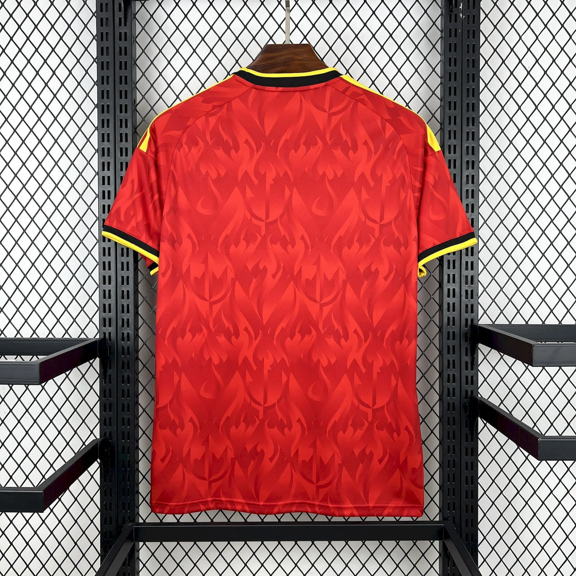 Vista posterior de la camiseta de Bélgica para el Mundial 2026 mostrando el patrón de llamas en color rojo.