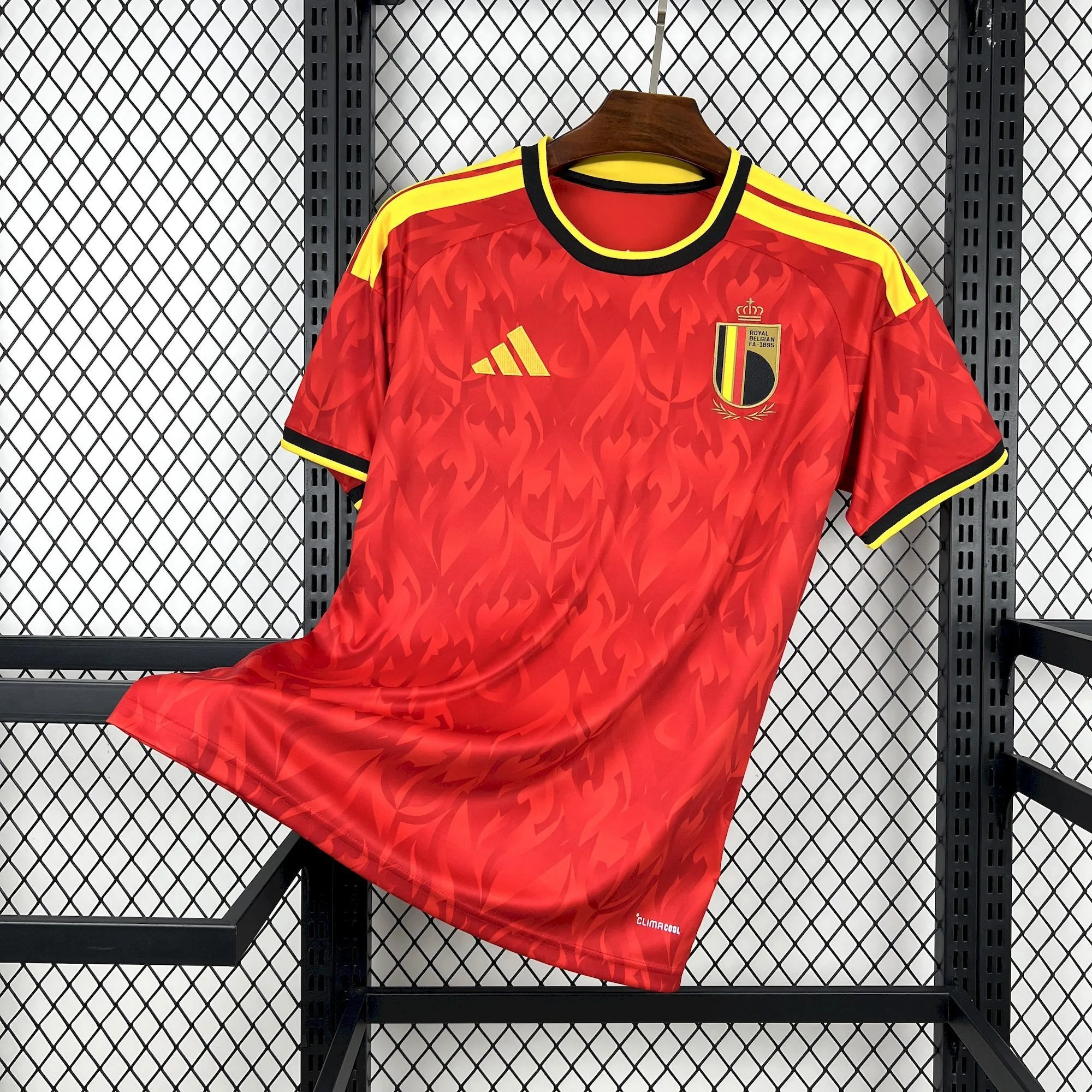 Vista frontal completa de la camiseta de fútbol de Bélgica para el Mundial 2026 con diseño de llamas rojas.