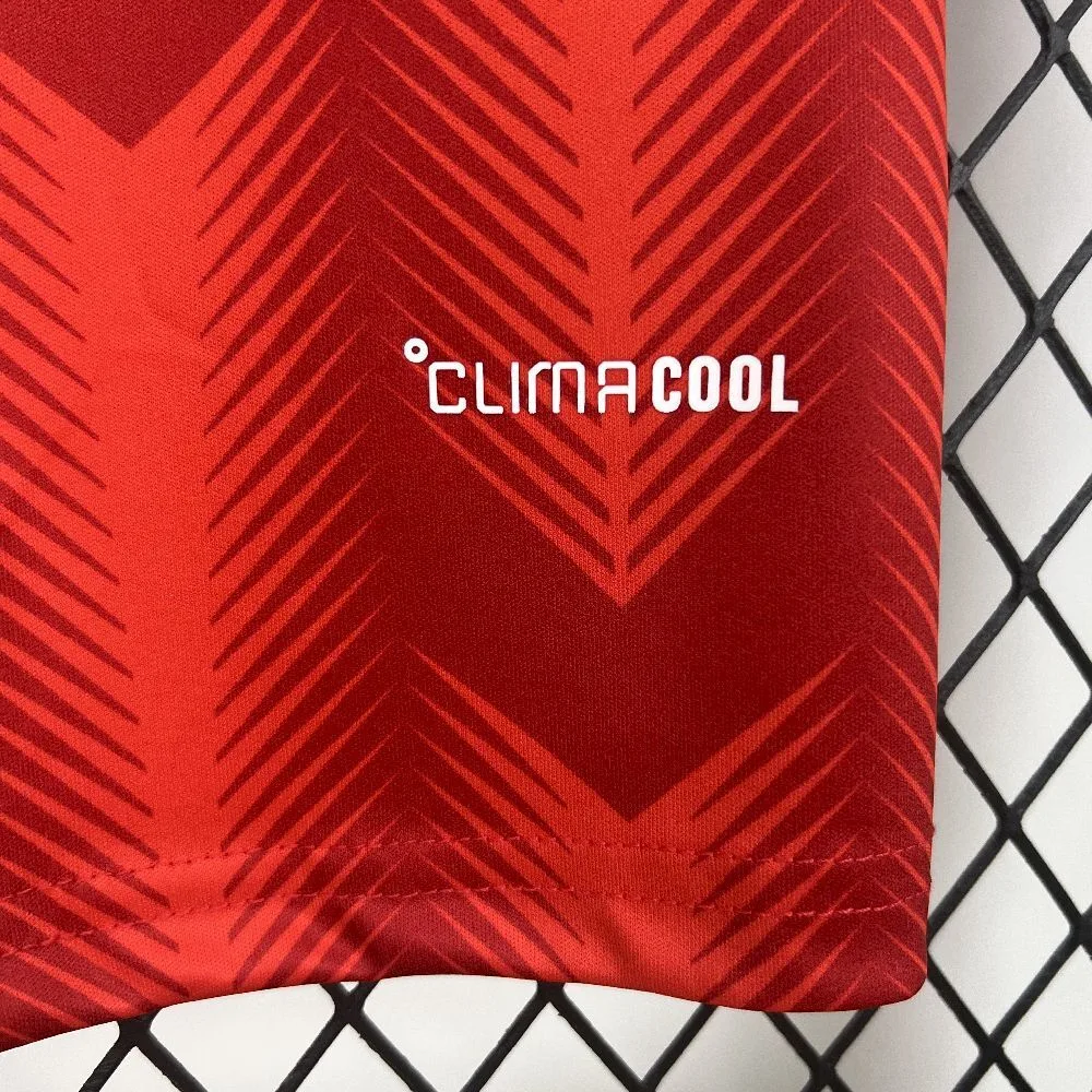 Detalle del sello de tecnología "CLIMACOOL" estampado en blanco en el borde inferior de la camiseta de Chile.