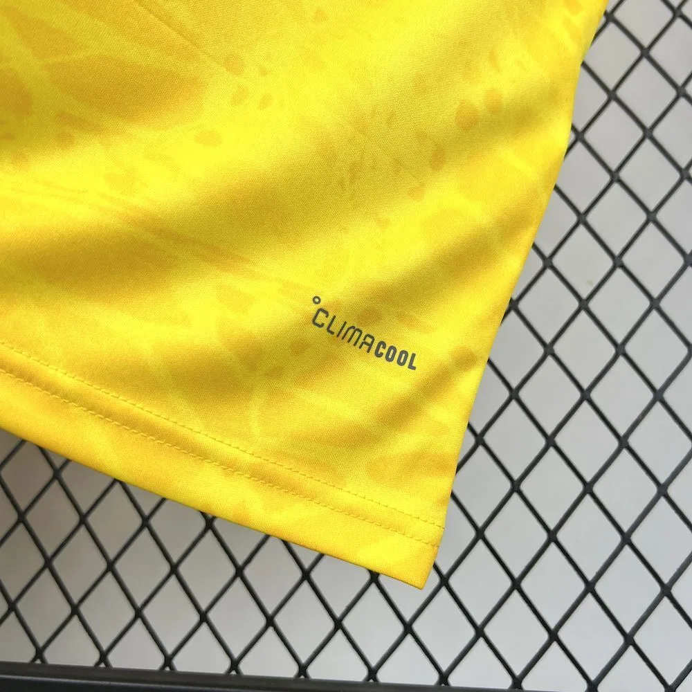 Detalle del bajo de la camiseta colombiana con el sello de tecnología "CLIMACOOL" estampado.