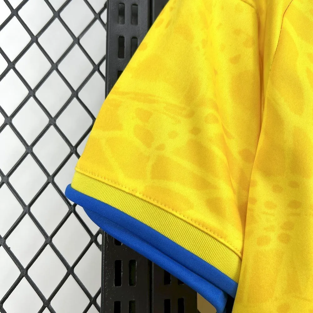 Detalle del puño de la manga de la camiseta de Colombia con ribetes azul y amarillo.