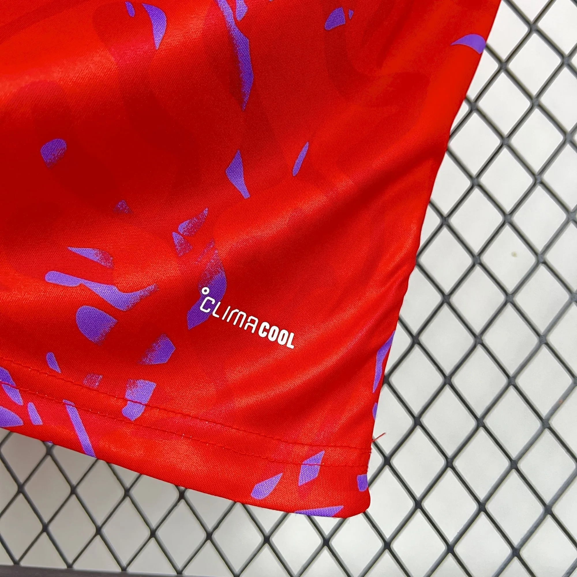 Detalle del sello de tecnología "CLIMCOOL" estampado en blanco en el borde inferior de la camiseta de Costa Rica.
