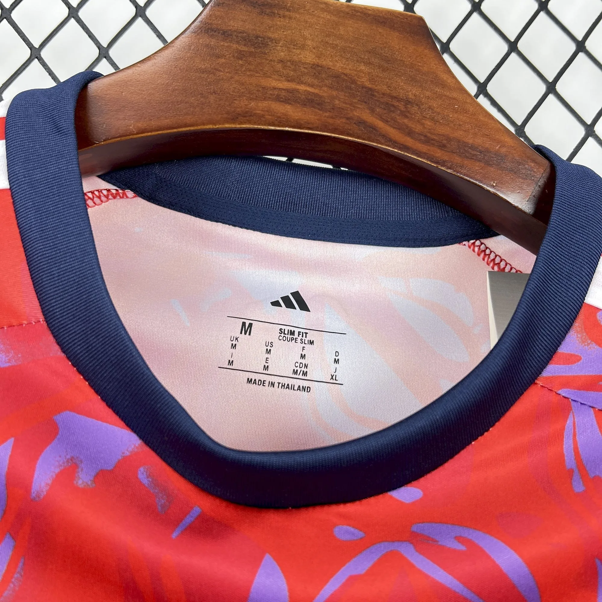 Detalle del interior del cuello de la camiseta de Costa Rica, mostrando la talla M, el corte Slim Fit y su fabricación en Tailandia.