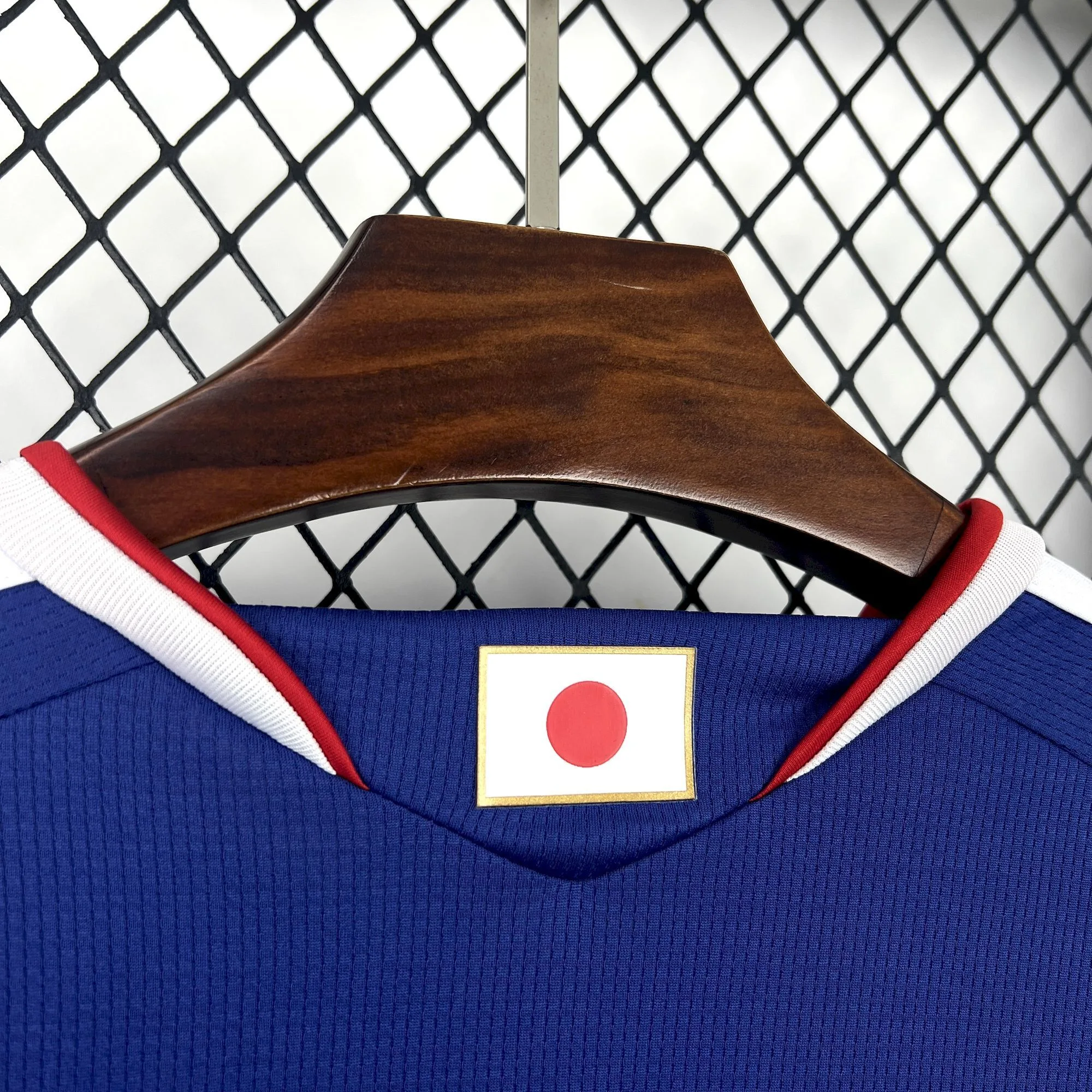 Detalle de la bandera de Japón aplicada en la parte trasera del cuello de la equipación nacional.