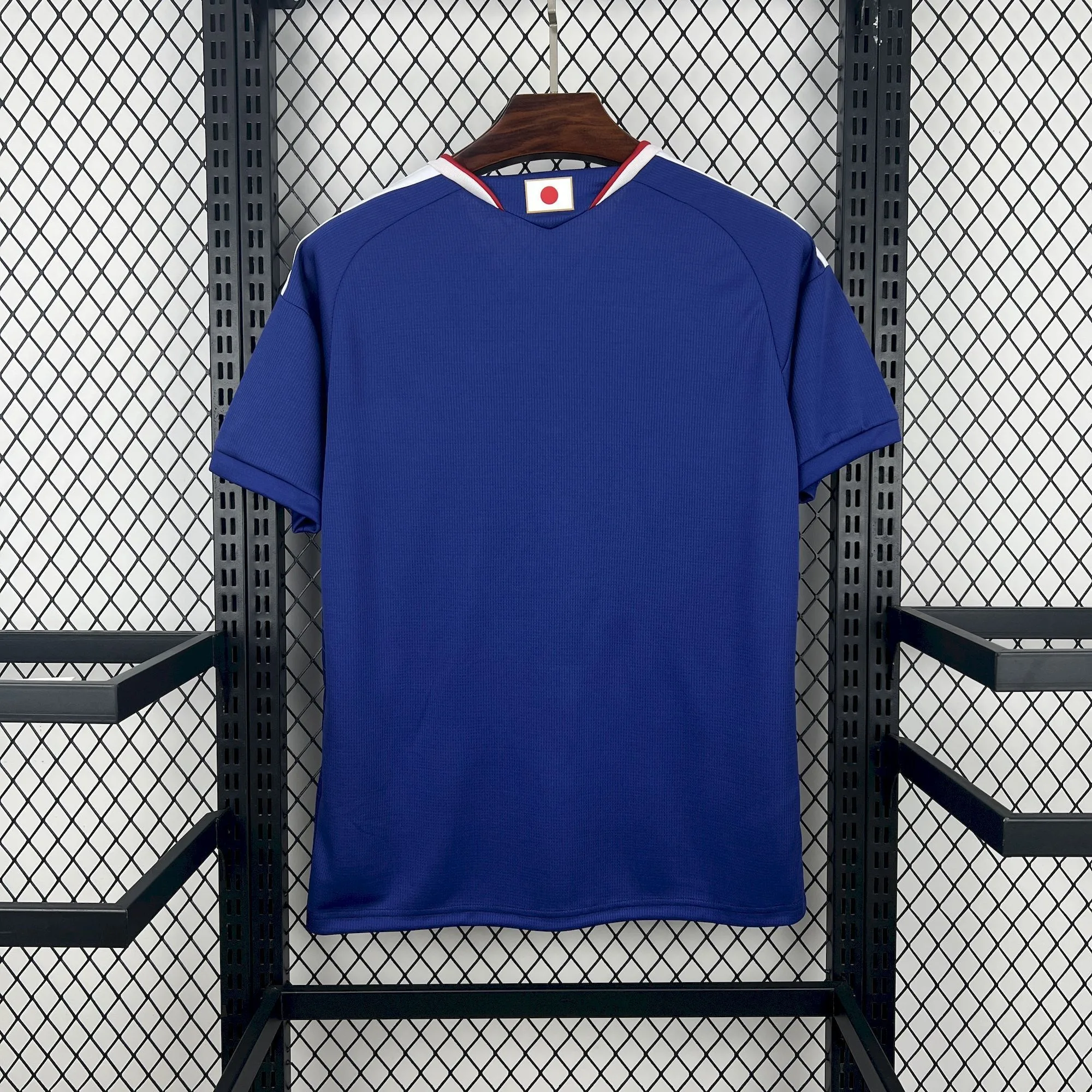 Vista posterior de la camiseta de Japón para el Mundial 2026 en azul intenso con detalle de la bandera en el cuello.