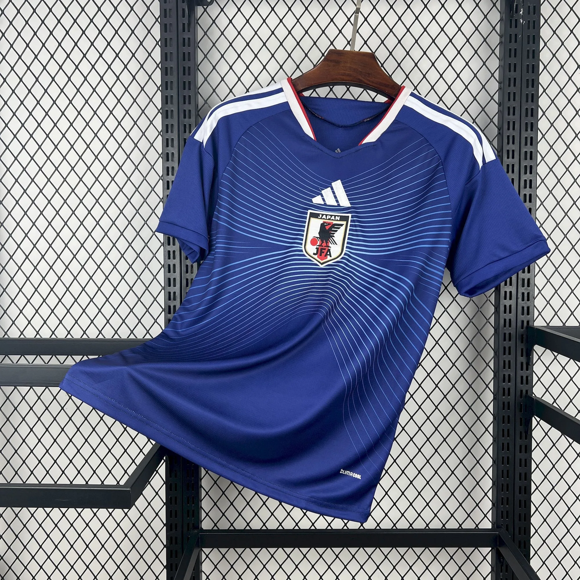 Vista frontal completa de la camiseta de Japón para el Mundial 2026 con diseño de ondas y líneas dinámicas.