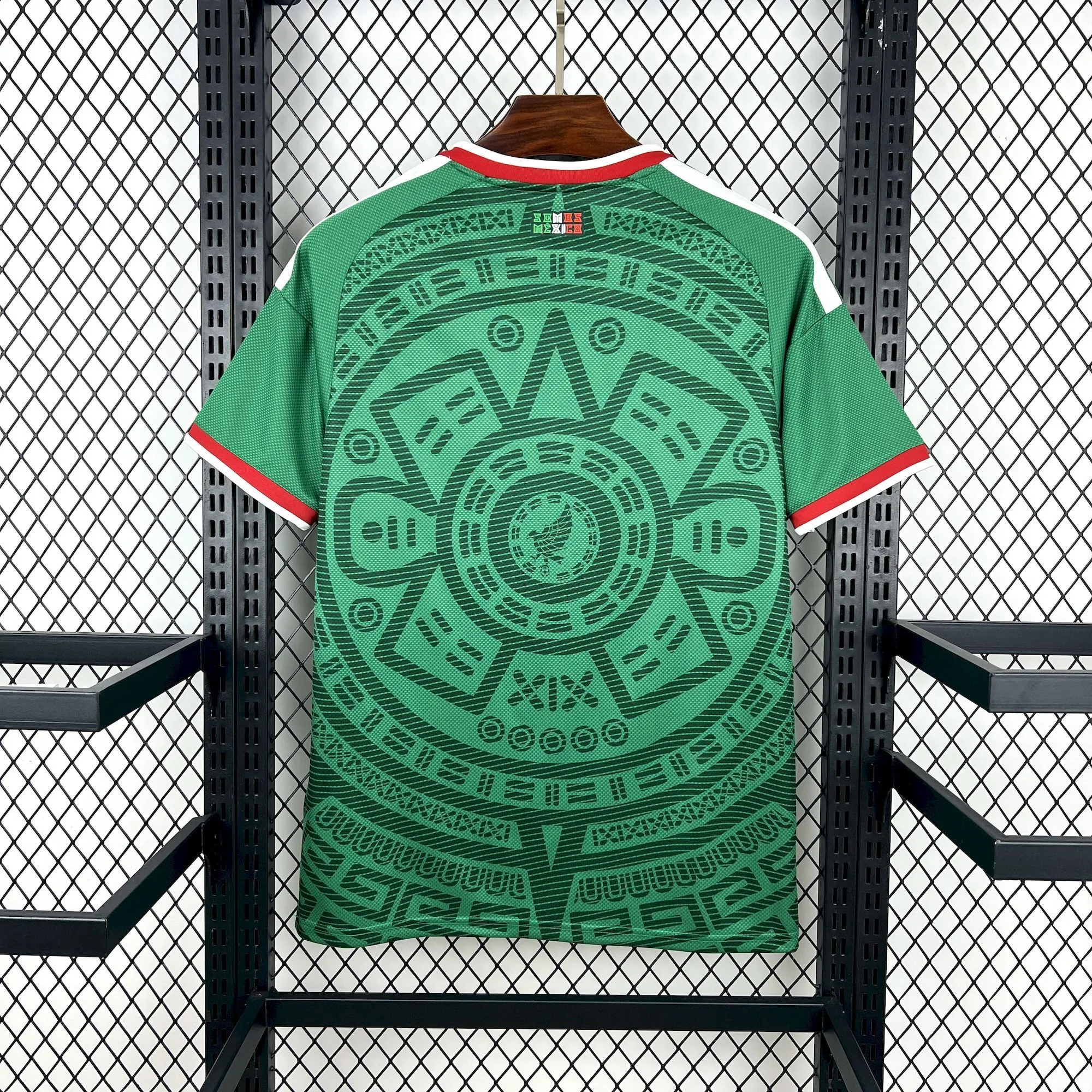 Vista trasera de la camiseta de México para el Mundial 2026, destacando el diseño circular de inspiración azteca que cubre toda la espalda.