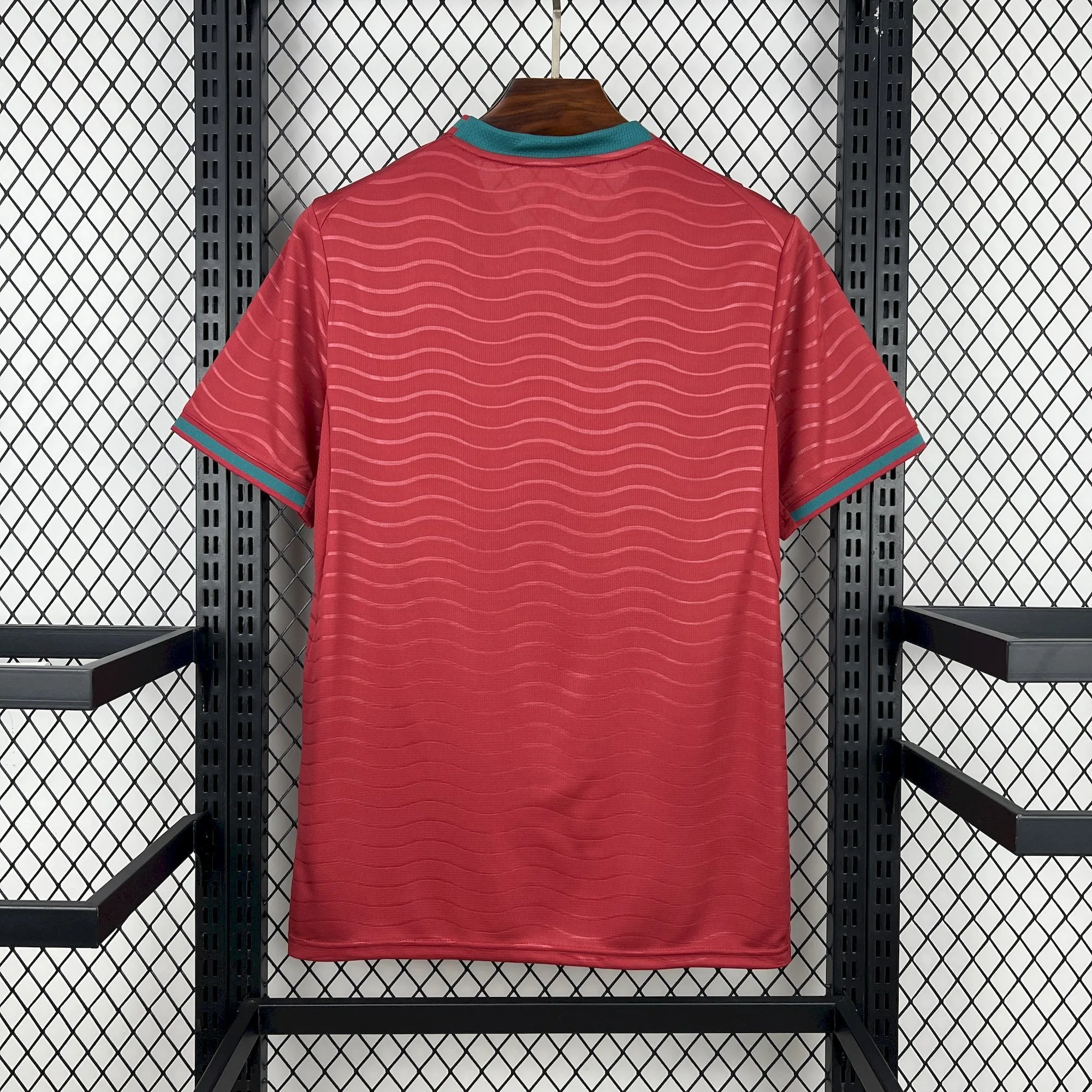 Vista posterior de la camiseta de Portugal para el Mundial 2026 en color granate con patrón de ondas horizontales.