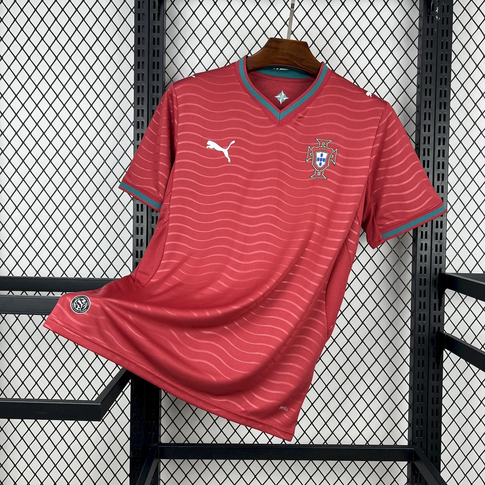 Vista frontal completa de la camiseta de Portugal para el Mundial 2026 con su clásico color granate y detalles verdes.