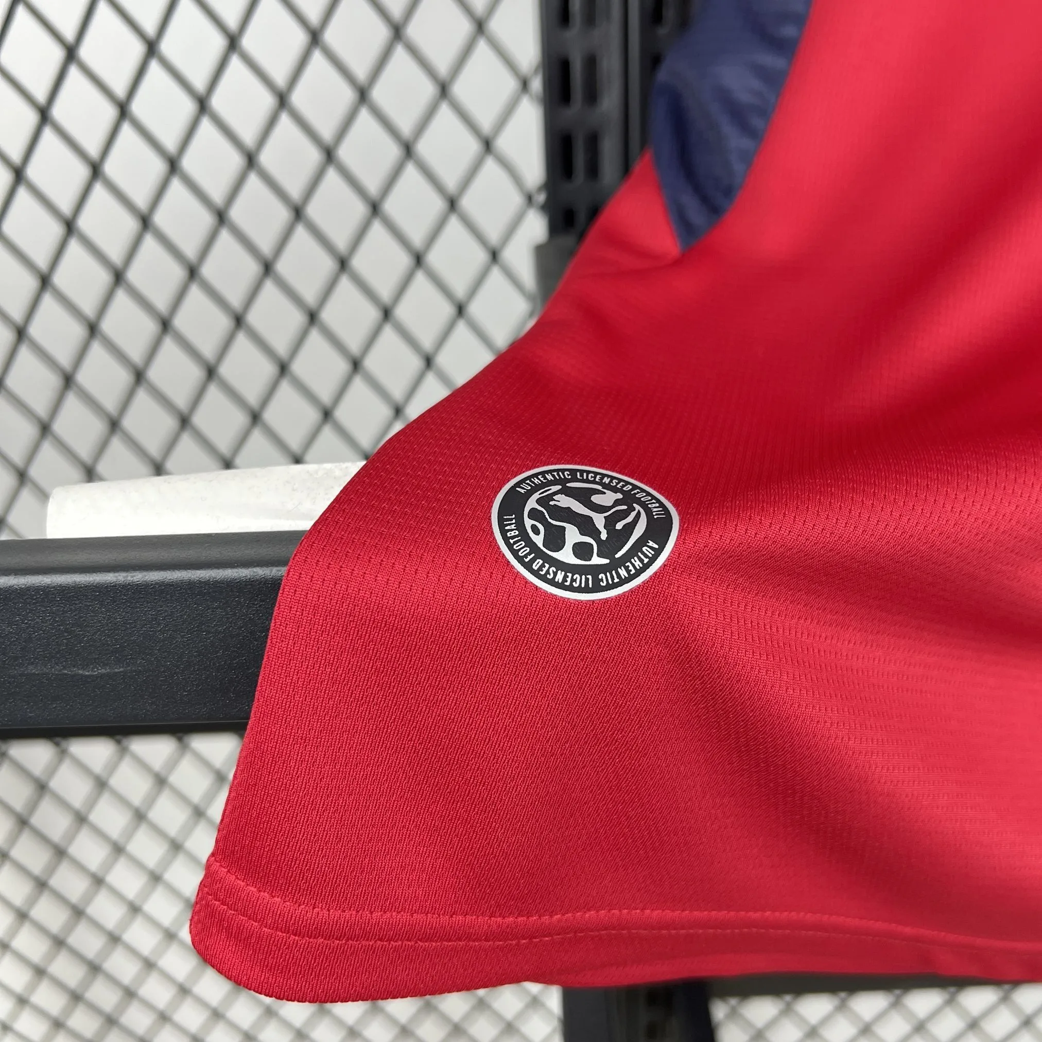 Detalle del sello circular de "Authentic Licensed Football" en color plateado y negro, ubicado en el bajo lateral de la camiseta de la República Checa 2026.