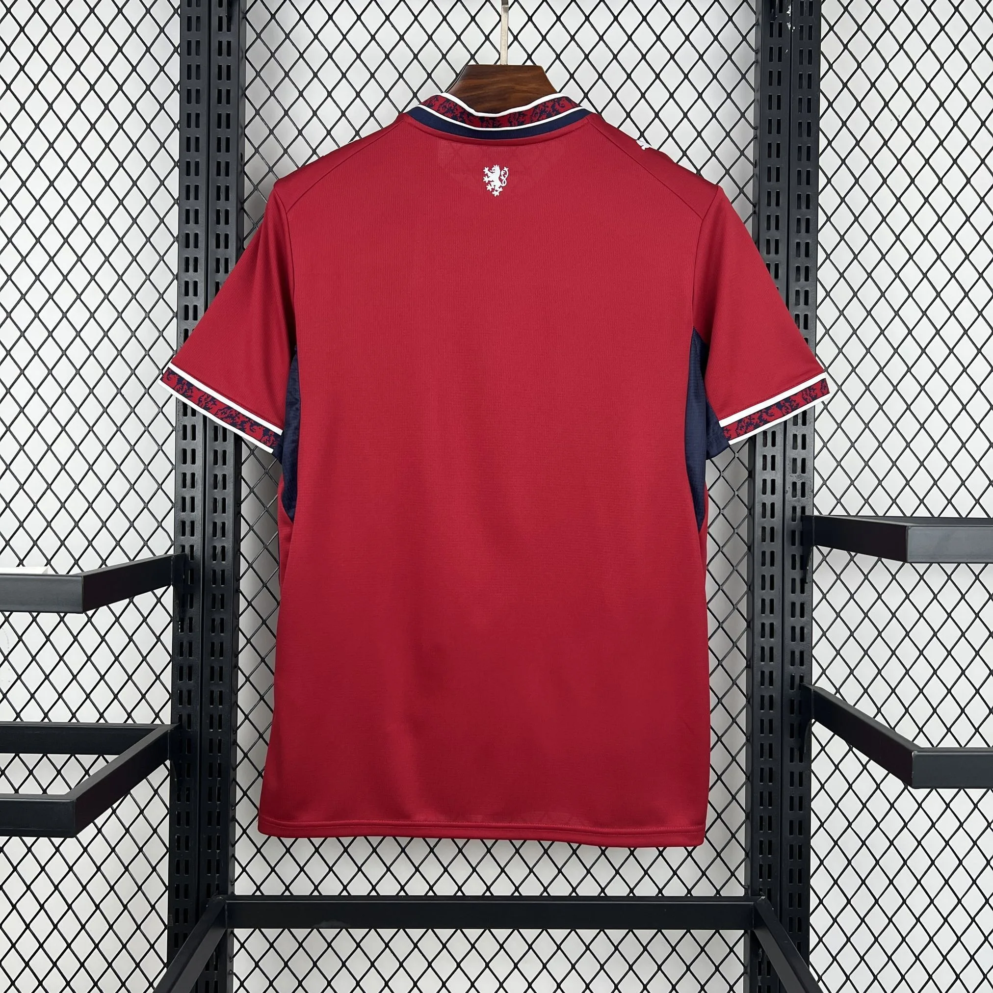 Vista trasera de la camiseta de la República Checa para el Mundial 2026, con el escudo de un león blanco minimalista en la nuca y el patrón gráfico en el cuello.