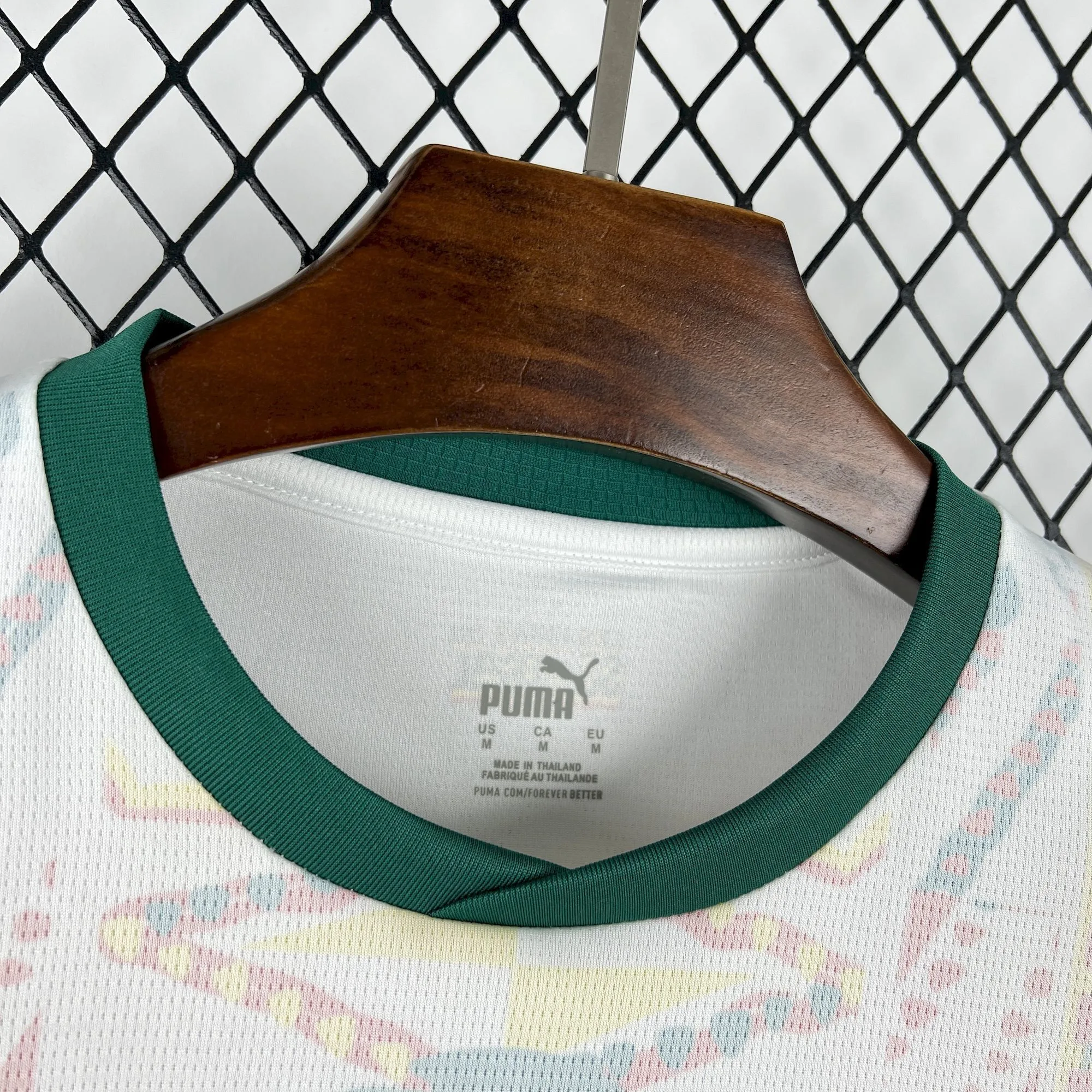 Detalle del cuello redondo verde y logotipos interiores de la camiseta de la selección de Senegal.