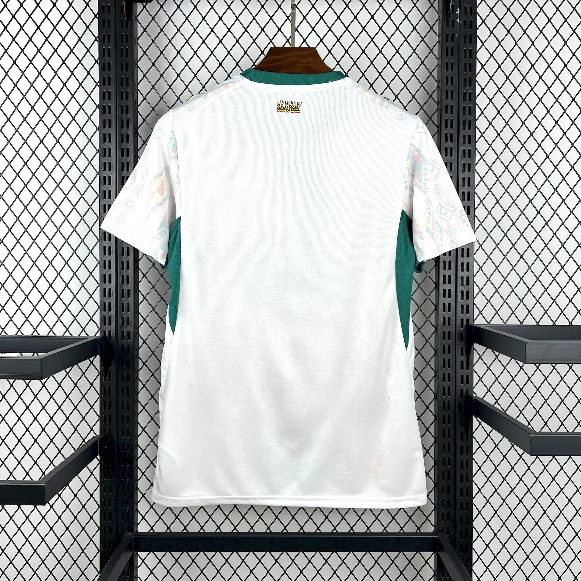 Vista posterior de la camiseta de Senegal para el Mundial 2026 en color blanco con cuello verde.