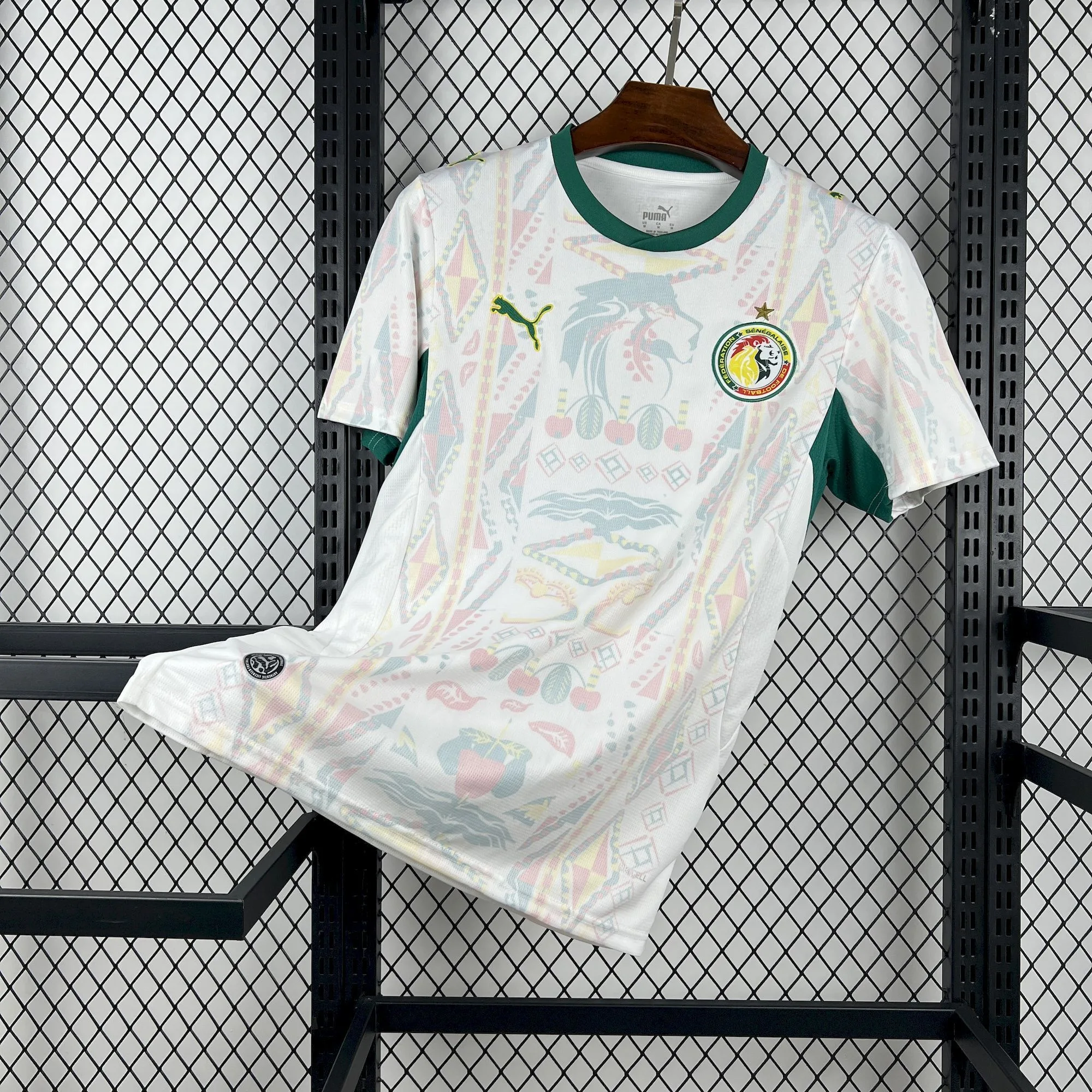 Vista frontal completa de la camiseta de Senegal 2026, destacando el diseño blanco con motivos étnicos.