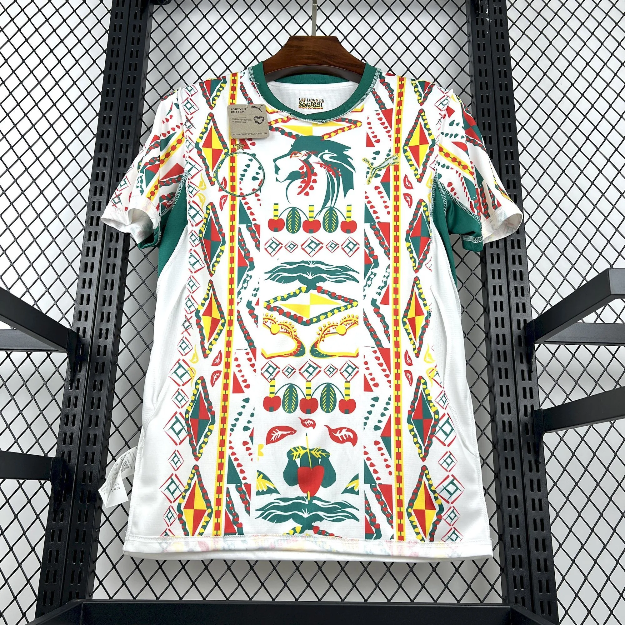 Vista detallada del diseño artístico y cultural en la parte frontal revertida de la camiseta de Senegal.
