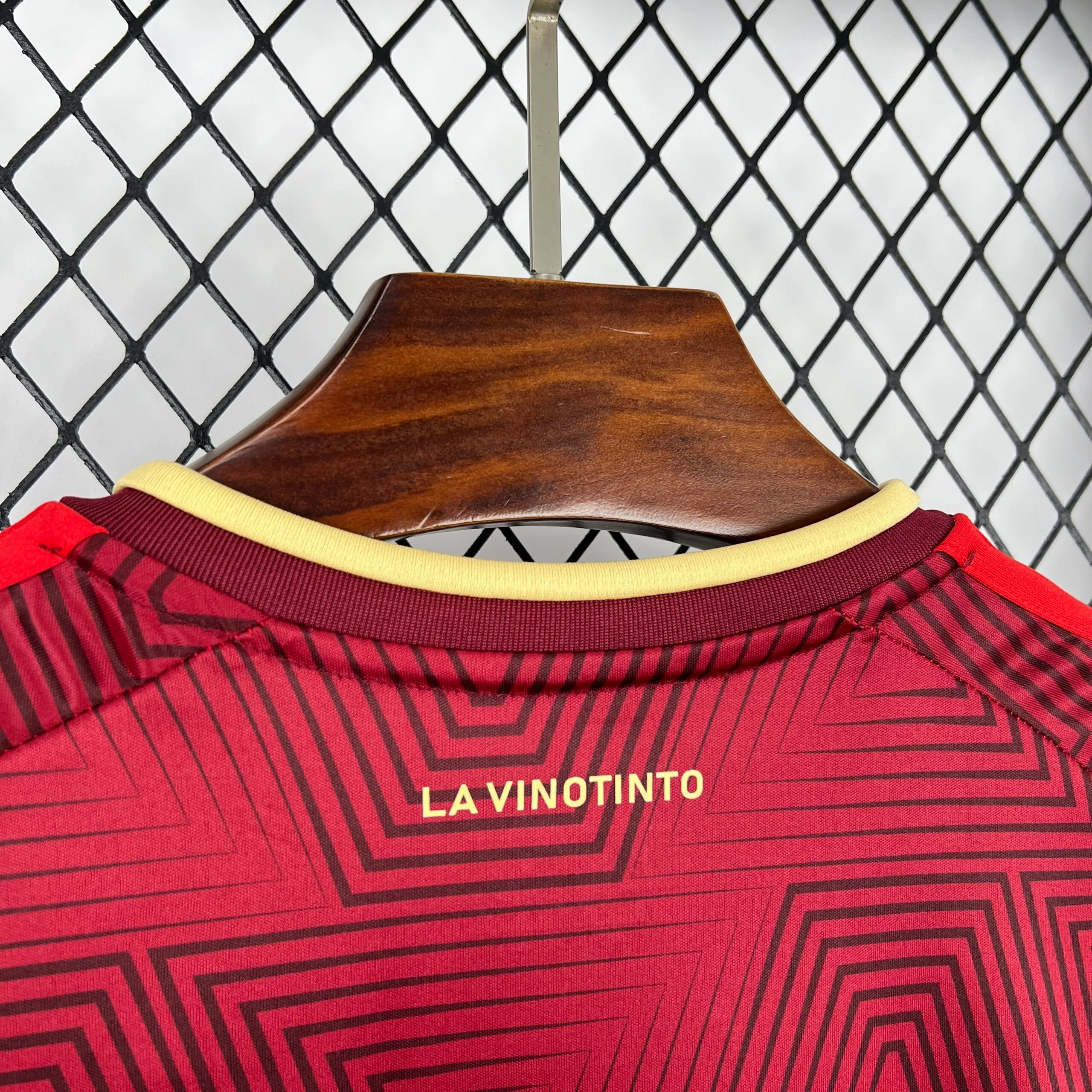 Vista de la parte posterior del cuello con la inscripción "LA VINOTINTO" estampada en letras doradas.