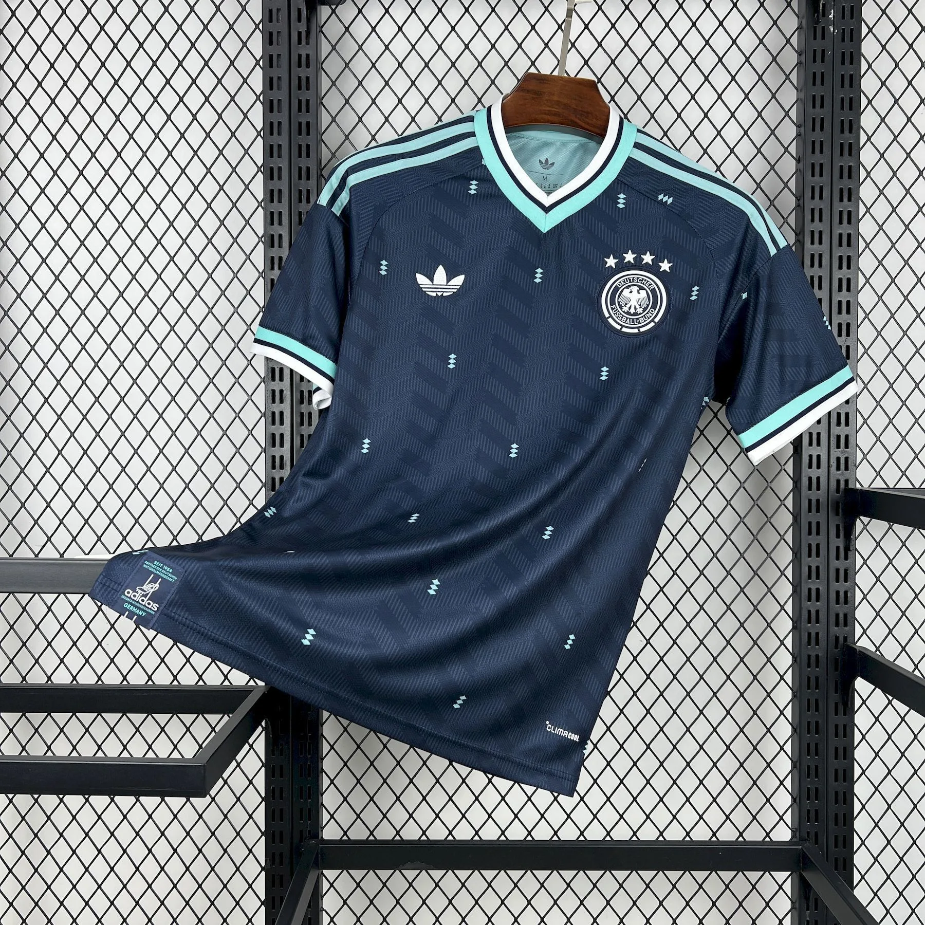 Imagen frontal completa de la camiseta de Alemania visitante 2026, destacando el diseño degradado de rosa a morado.