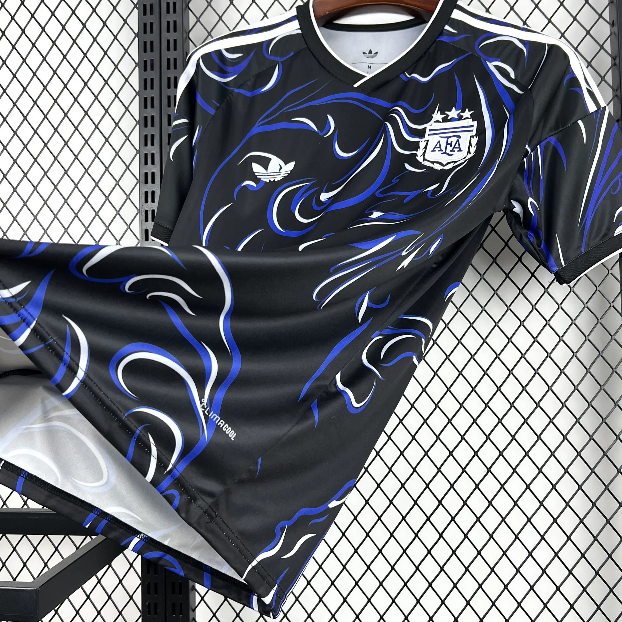 Detalle frontal de la segunda equipación de la selección argentina destacando el escudo y el cuello.