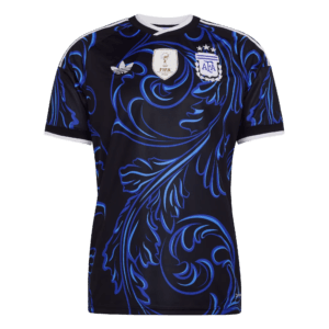 Camiseta de la selección de Argentina para el Mundial 2026 - Equipación azul oscuro con patrones de filigrana y parches conmemorativos.