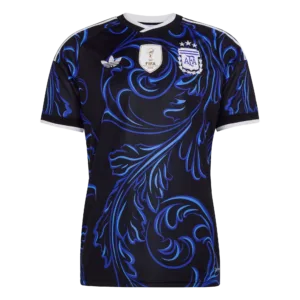 Camiseta de la selección de Argentina para el Mundial 2026 - Equipación azul oscuro con patrones de filigrana y parches conmemorativos.