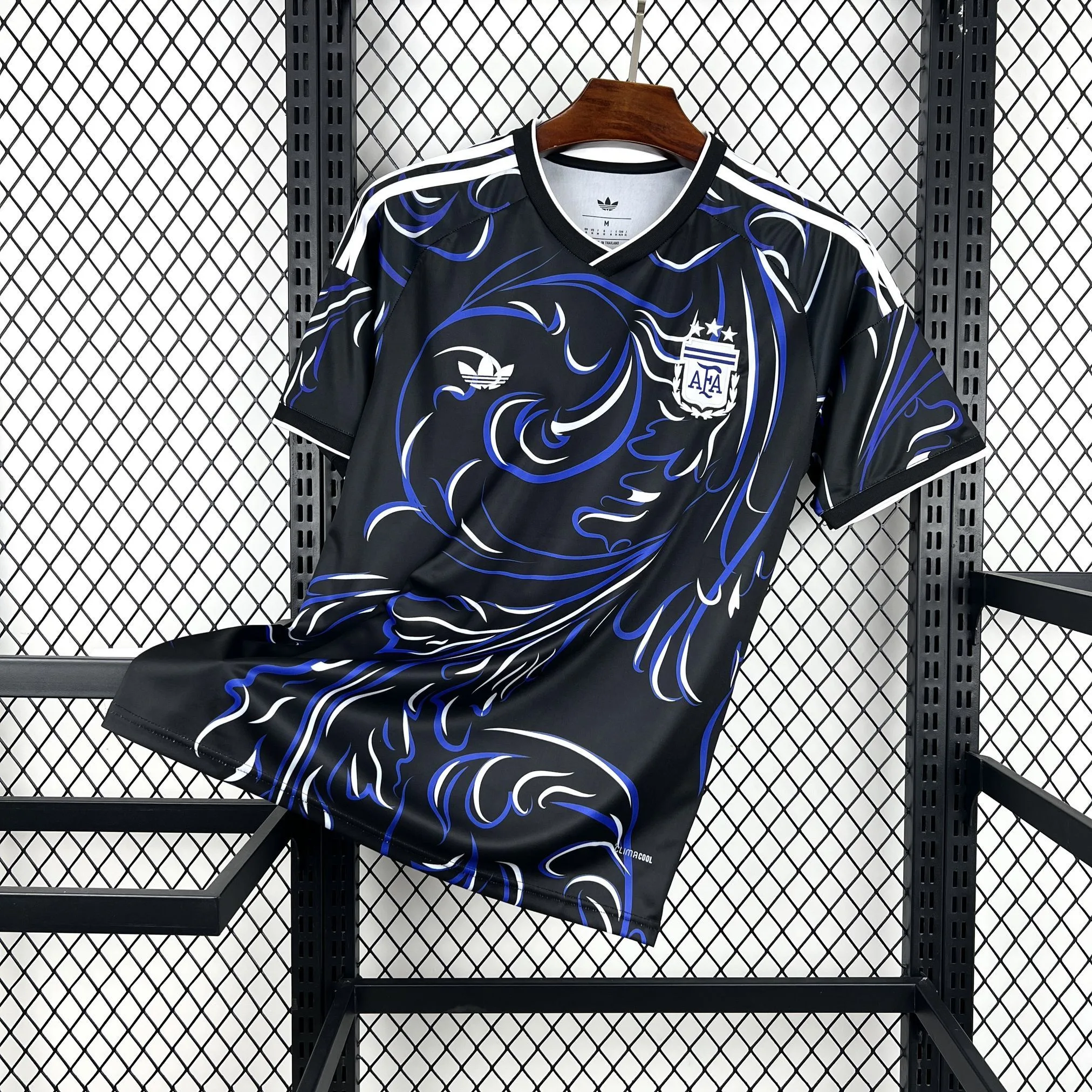 Imagen frontal completa de la camiseta visitante de Argentina 2026 en color azul oscuro con detalles celestes y blancos.