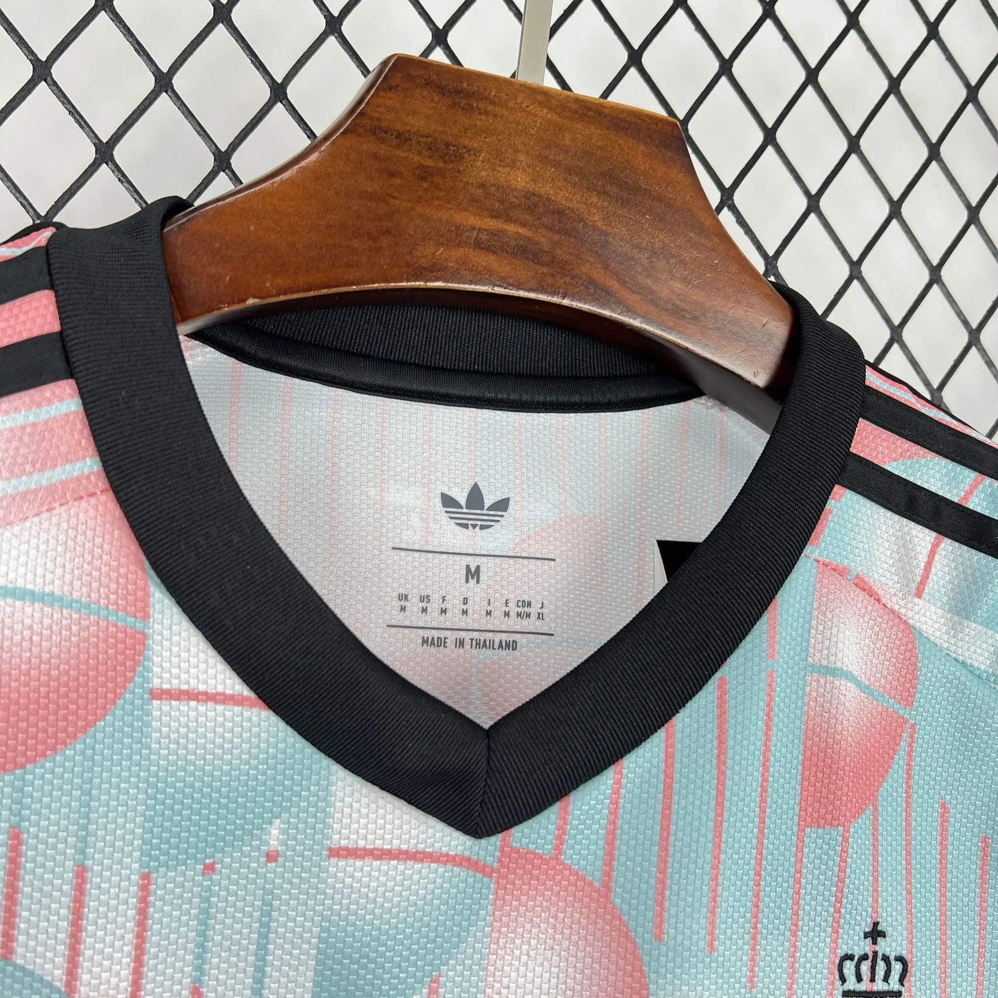 Vista del cuello tipo polo blanco con detalles técnicos y logotipos en el interior de la prenda.