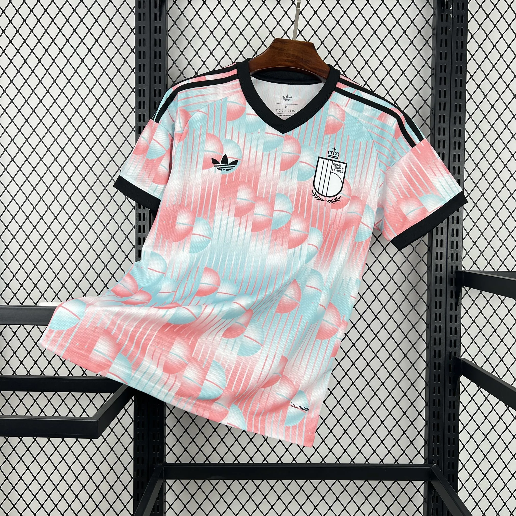 Imagen frontal completa de la camiseta de Bélgica visitante 2026, diseño azul claro inspirado en el personaje de cómic Tintín.