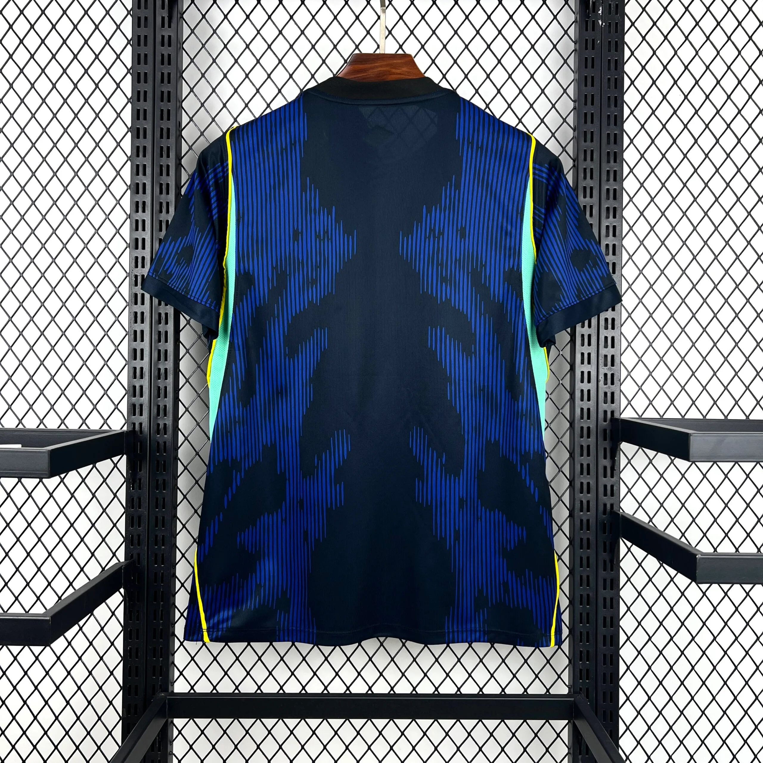 Vista posterior de la camiseta de Brasil visitante para el Mundial 2026 en color azul con patrón gráfico ondulado.