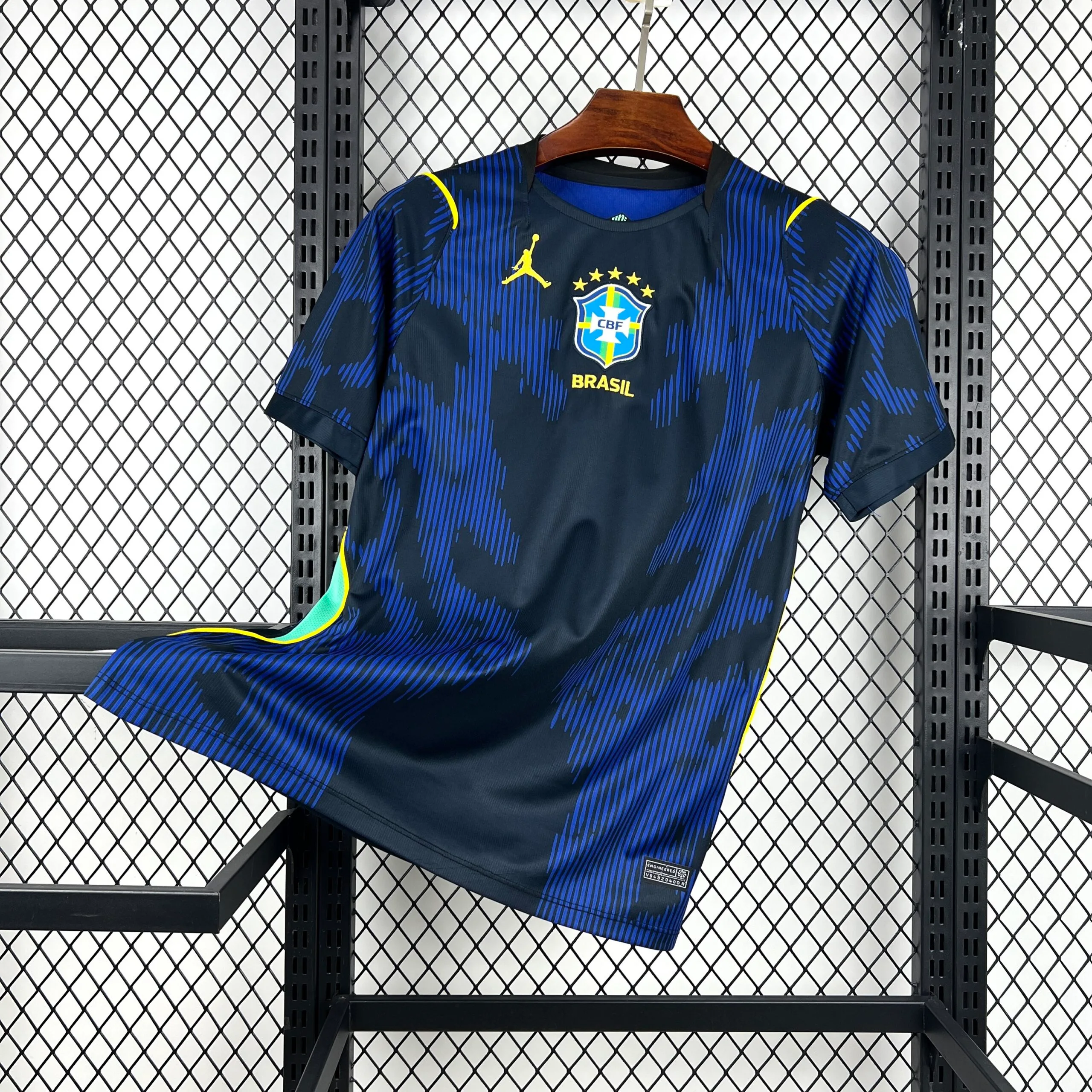 Imagen frontal completa de la camiseta visitante de Brasil para el Mundial 2026, diseño azul con gráficos de ondas.