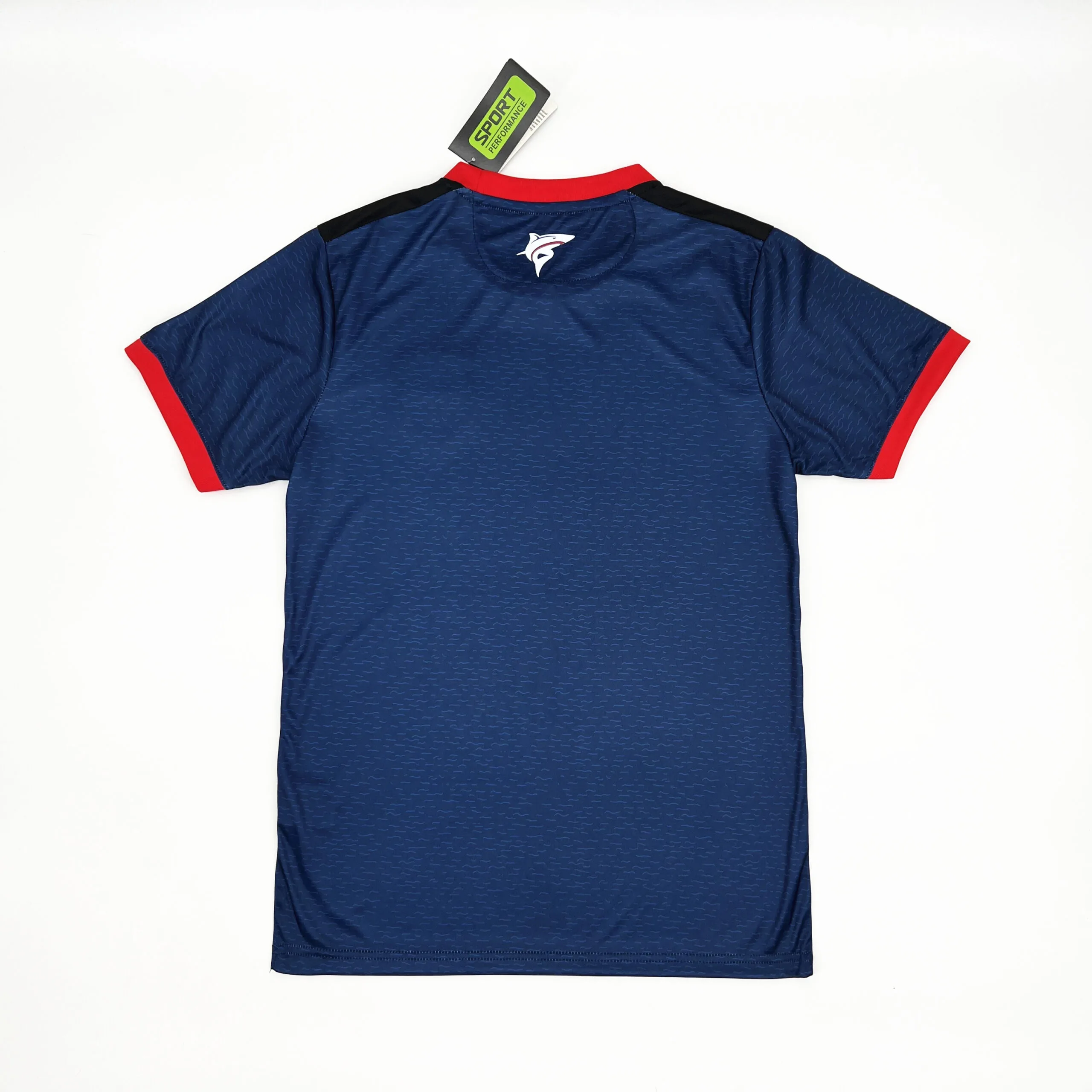 Vista posterior de la camiseta de Cabo Verde para el Mundial 2026 en color azul con detalles en rojo y negro.