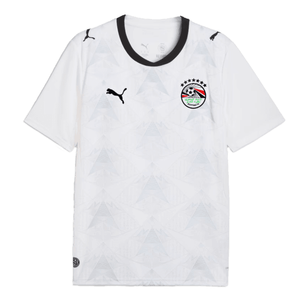 Segunda equipación de la selección de Egipto para 2026, con gráficos inspirados en las pirámides y detalles en negro.