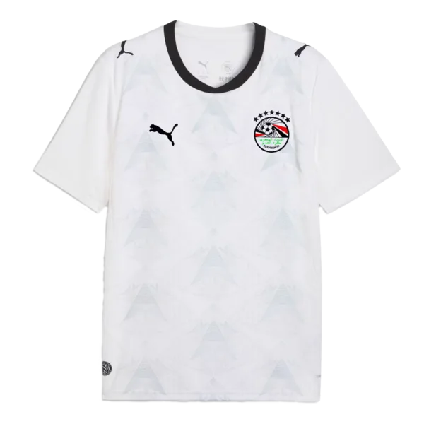 Segunda equipación de la selección de Egipto para 2026, con gráficos inspirados en las pirámides y detalles en negro.