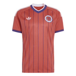 Camiseta de la selección de Escocia para el Mundial 2026 - Equipación de visitante color salmón con finas líneas verticales moradas.