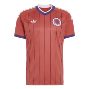 Camiseta de la selección de Escocia para el Mundial 2026 - Equipación de visitante color salmón con finas líneas verticales moradas.