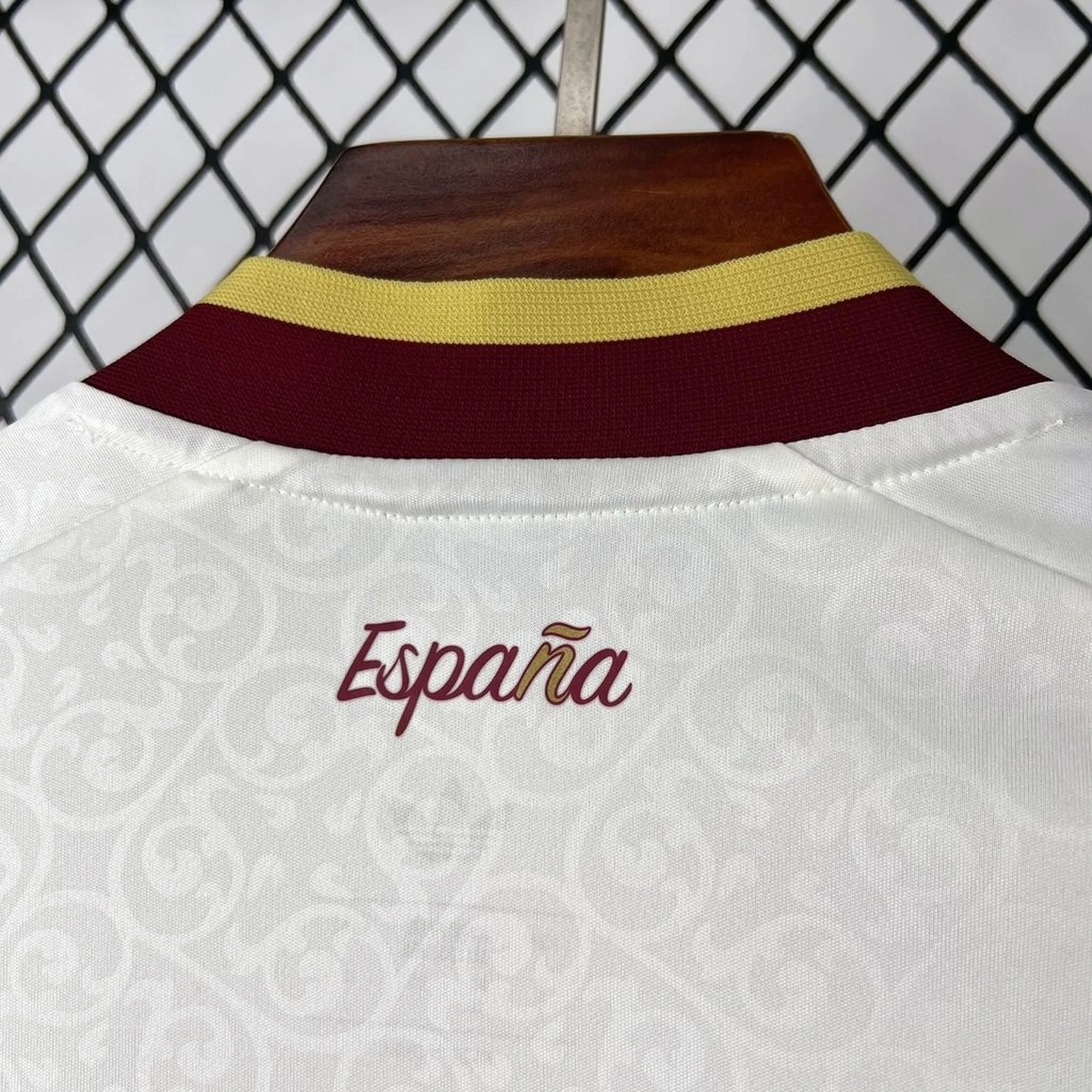 Vista posterior del cuello con detalle de la bandera de España en la parte superior trasera de la prenda.