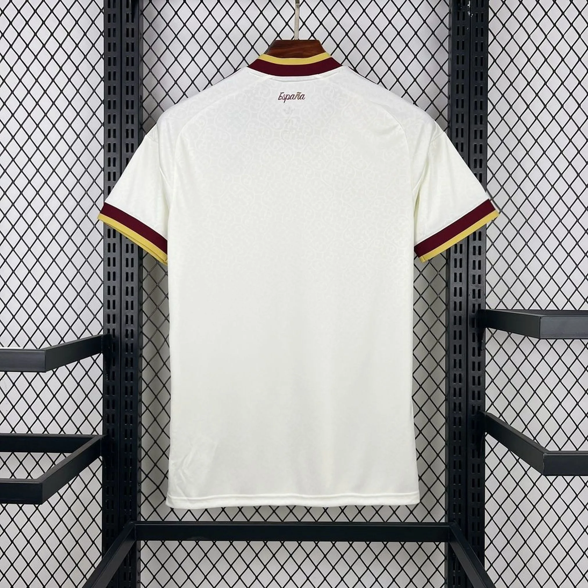 Vista posterior completa de la camiseta visitante de España para el Mundial 2026 en color azul oscuro.