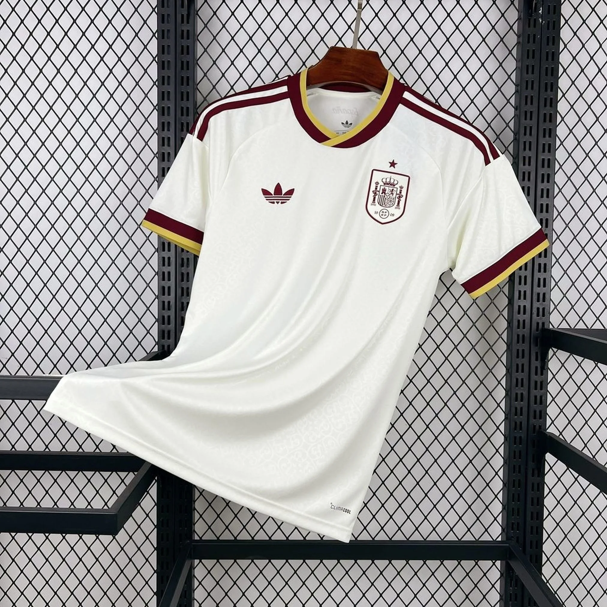 Vista frontal de la camiseta de España visitante para el Mundial 2026, diseño azul marino con detalles amarillos y rojos.