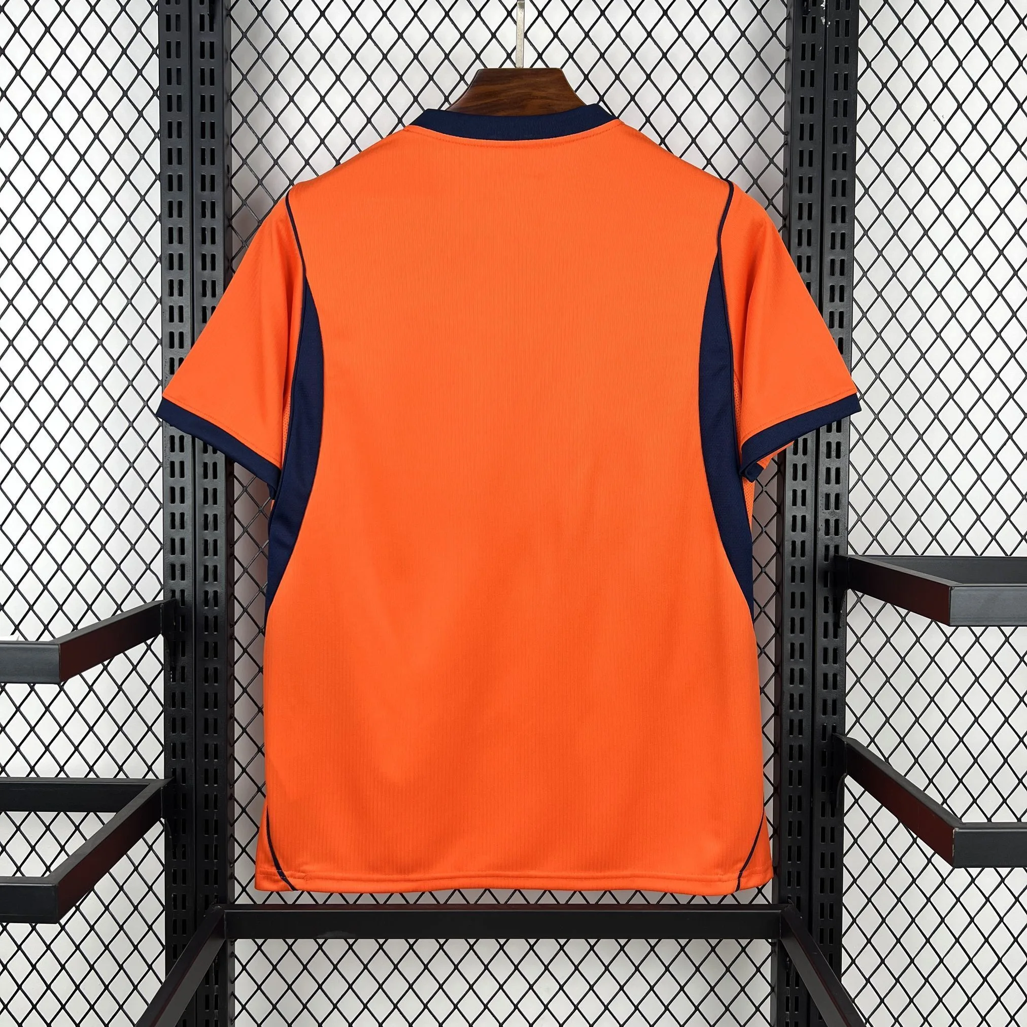 Vista posterior de la camiseta de los Países Bajos para el Mundial 2026 en el clásico color naranja.